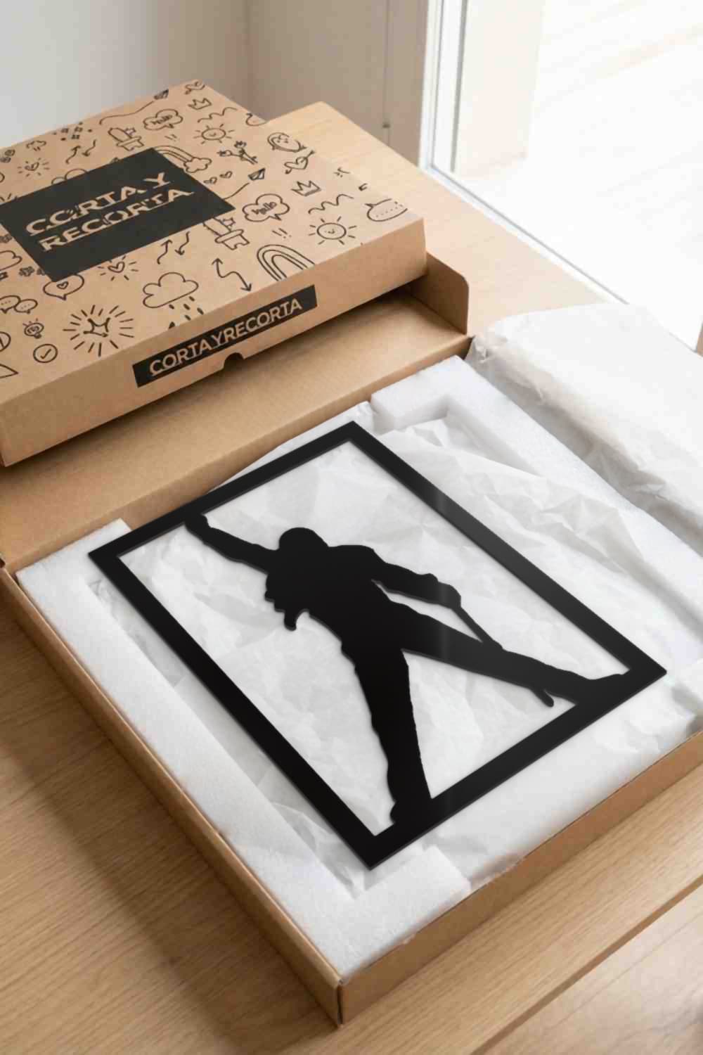 Cuadro Freddie Mercury recién llegado en su caja Corta y Recorta, entre espuma y papel de seda