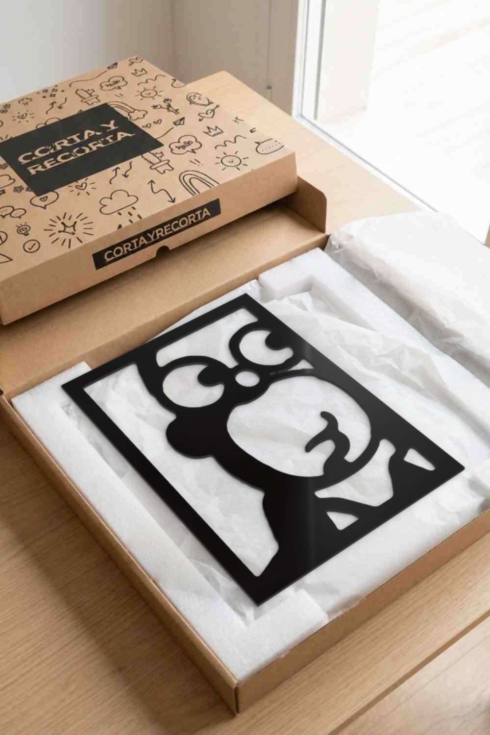 Cuadro Homer Simpson de aluminio negro en su caja de Corta y Recorta, listo para regalar