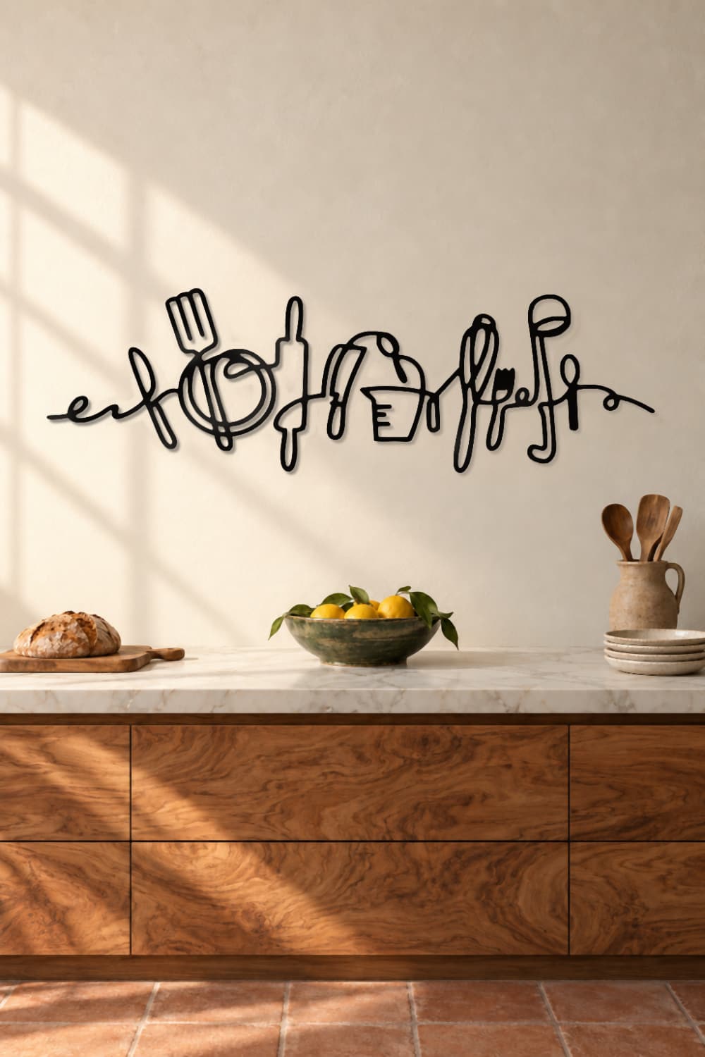Cuadro Kitchen de metal negro en una cocina mallorquina con encimera de mármol y luz de mañana