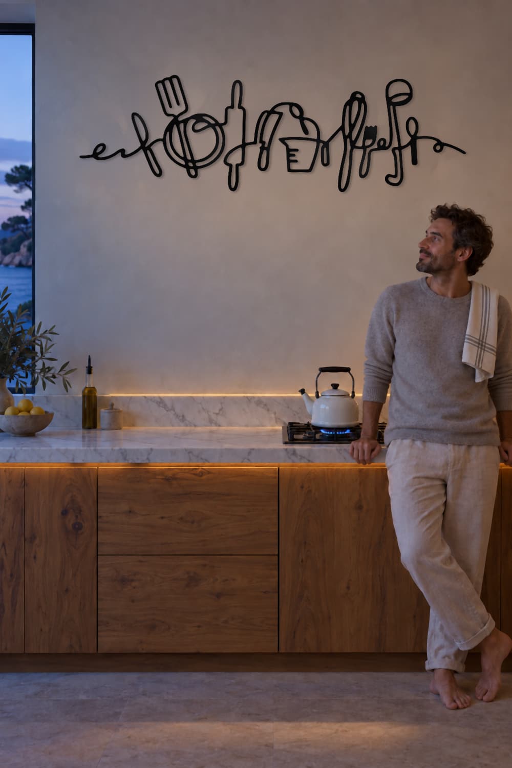 Cuadro Kitchen de aluminio negro en una cocina frente al mar al amanecer, con la tetera al fuego