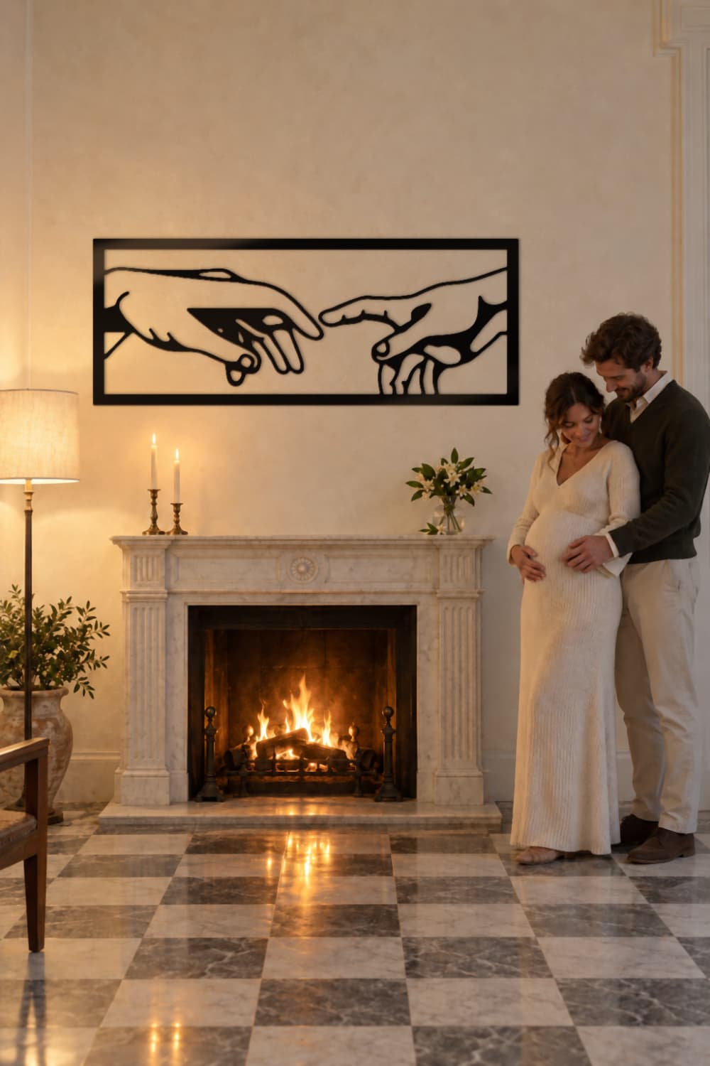 La Creación de Adán sobre chimenea de mármol con una pareja esperando un bebé en el salón