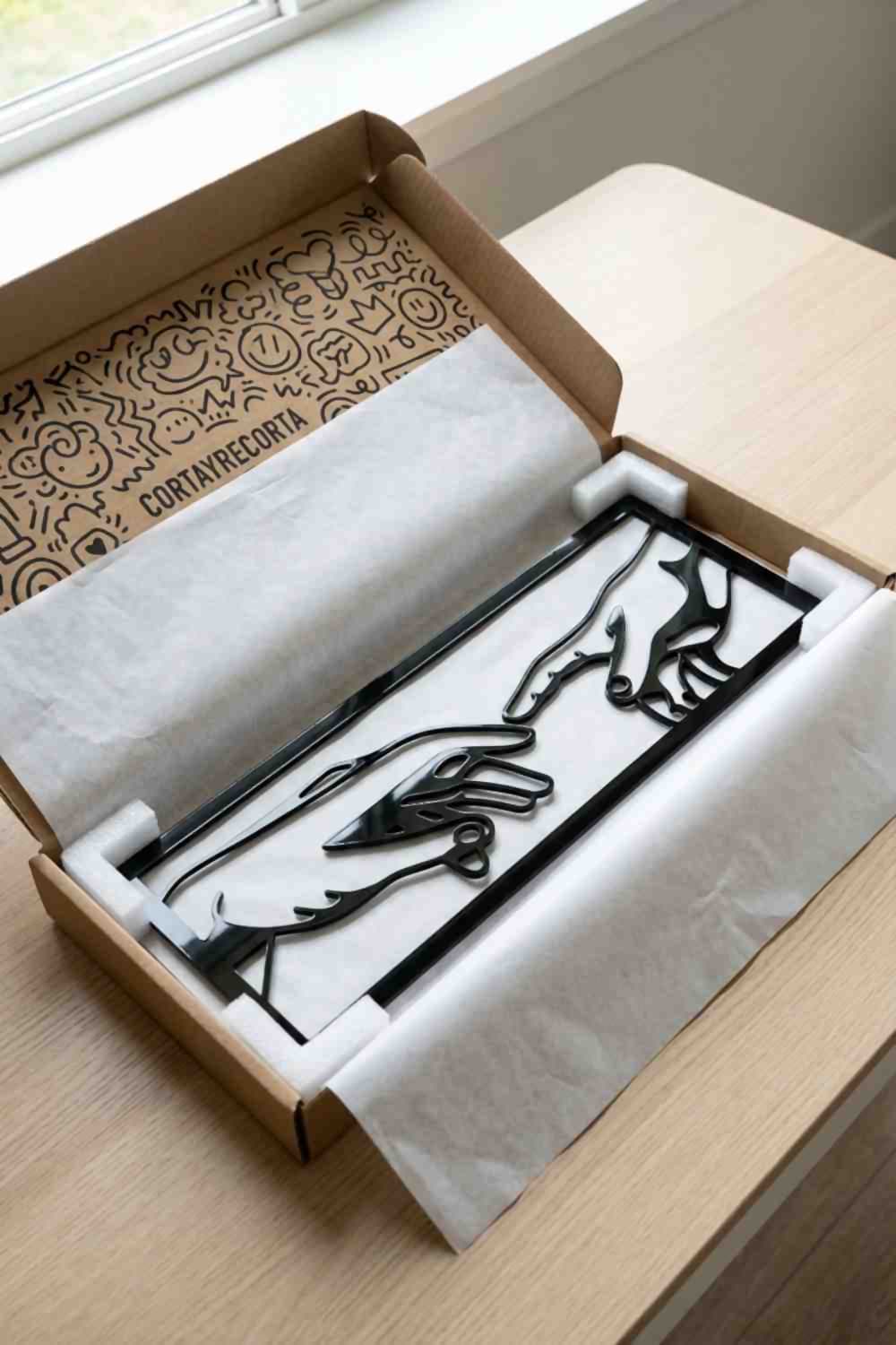 Caja de envío de Corta y Recorta con el cuadro La Creación de Adán protegido en papel de seda
