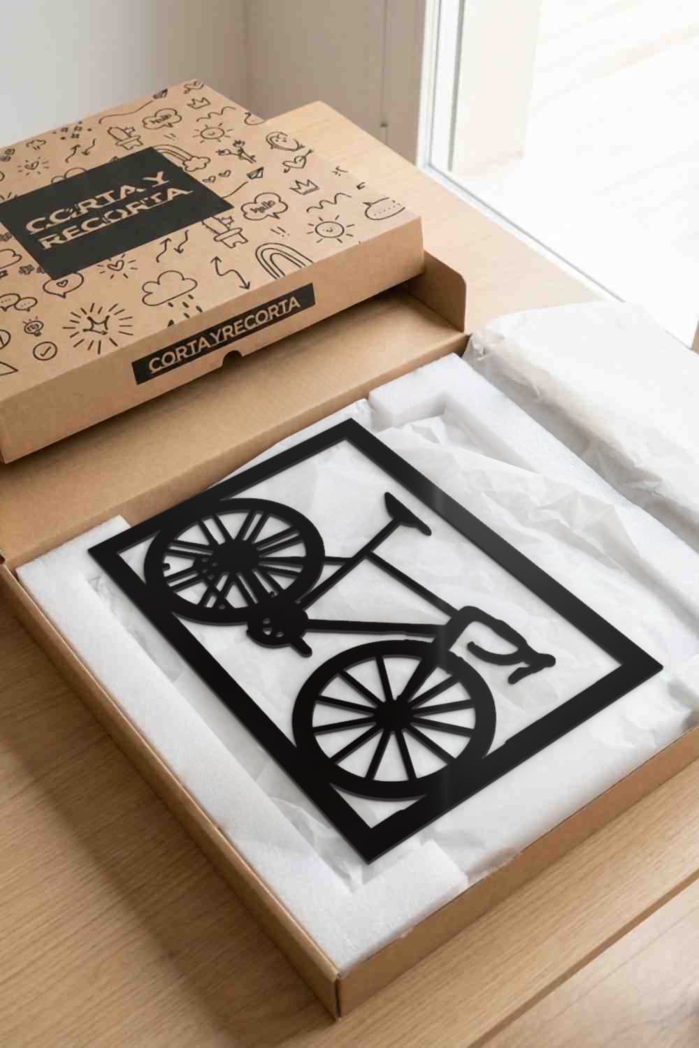 Cuadro La Flaca en su caja de Corta y Recorta, protegido con papel de seda y esquinas de espuma