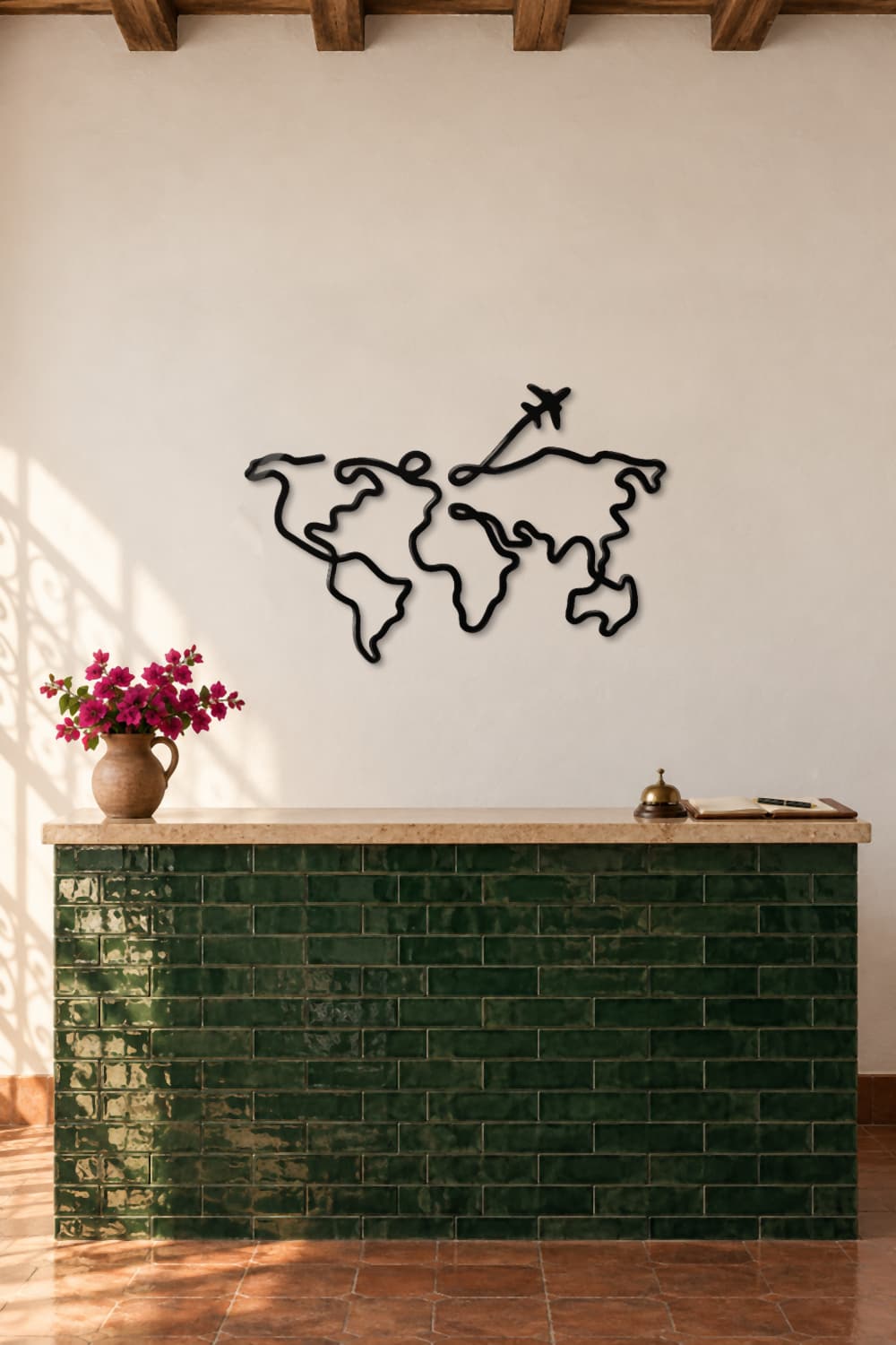 Line art mapamundi negro brillante en la recepción de un hotel boutique con mostrador verde