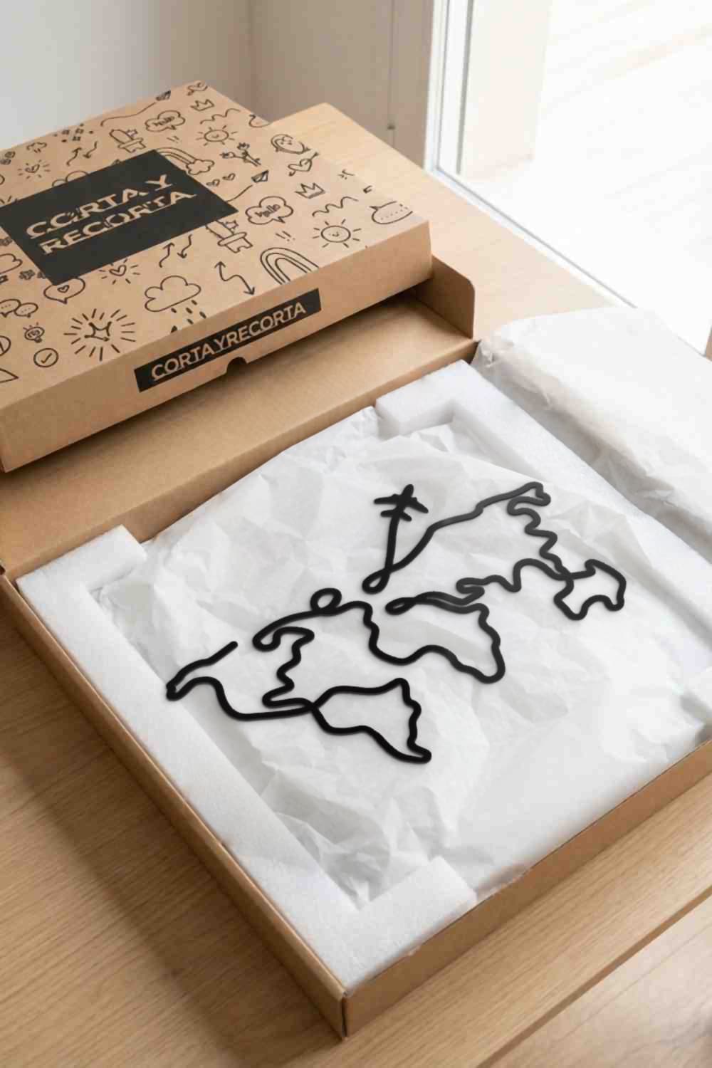 Line art mapamundi en caja kraft Corta y Recorta con papel protector