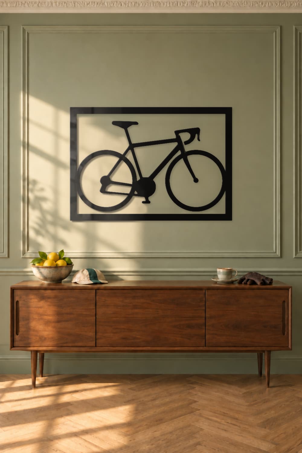 Love Ciclismo: salón madrileño verde con molduras y aparador de nogal