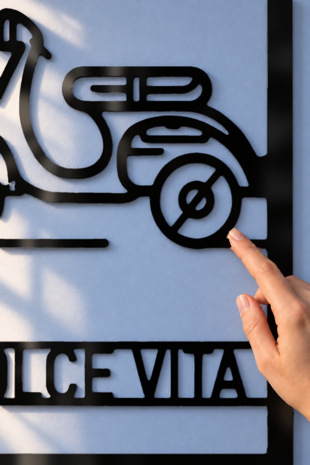 Love Vespa Y La Dolce Vita: detalle de la Vespa con dedo, laca negra y sombra suave