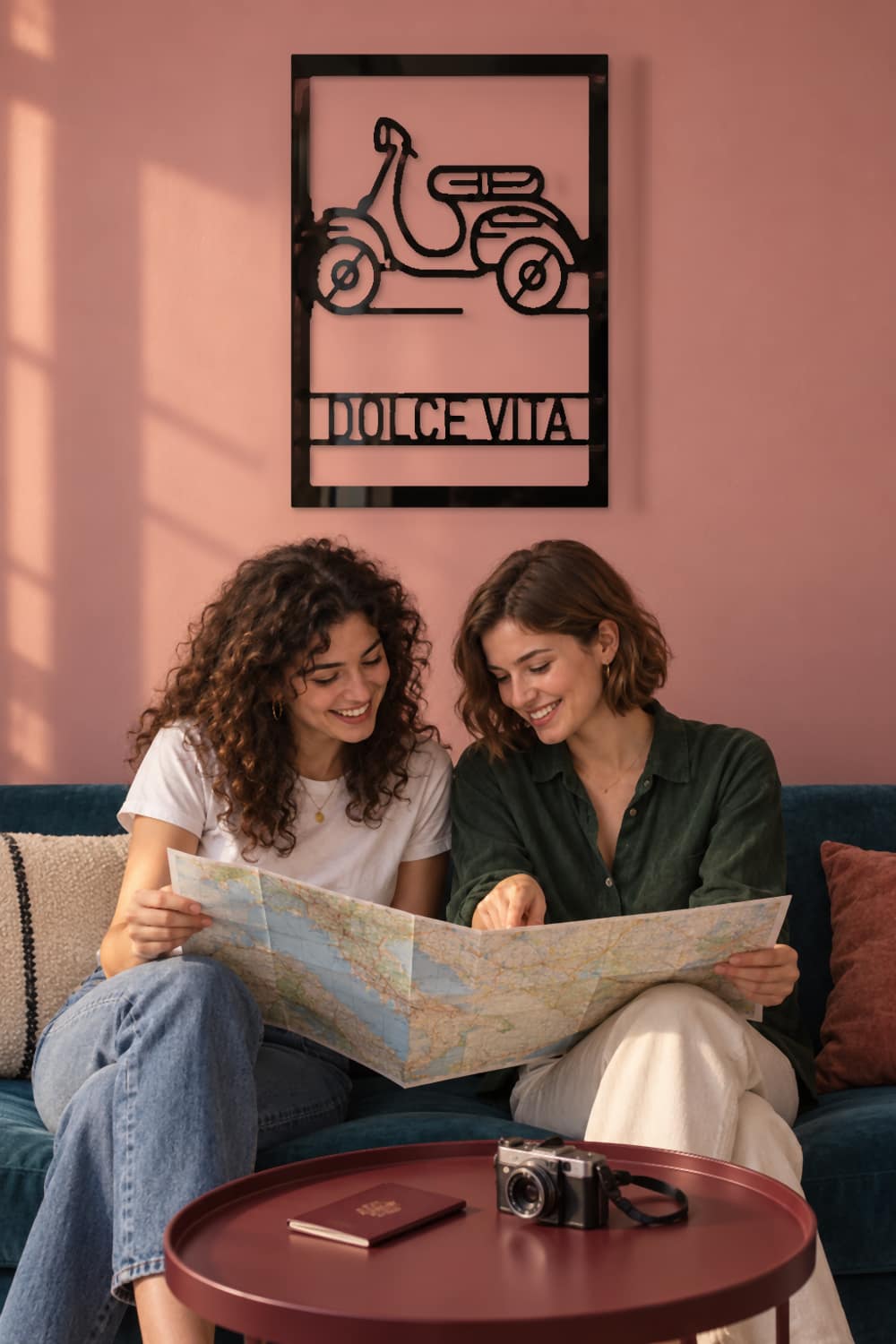 Love Vespa Y La Dolce Vita: amigas preparando un viaje a Italia