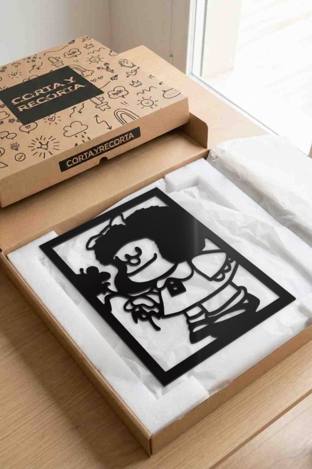 Cuadro Mafalda de metal recién desembalado en su caja de Corta y Recorta