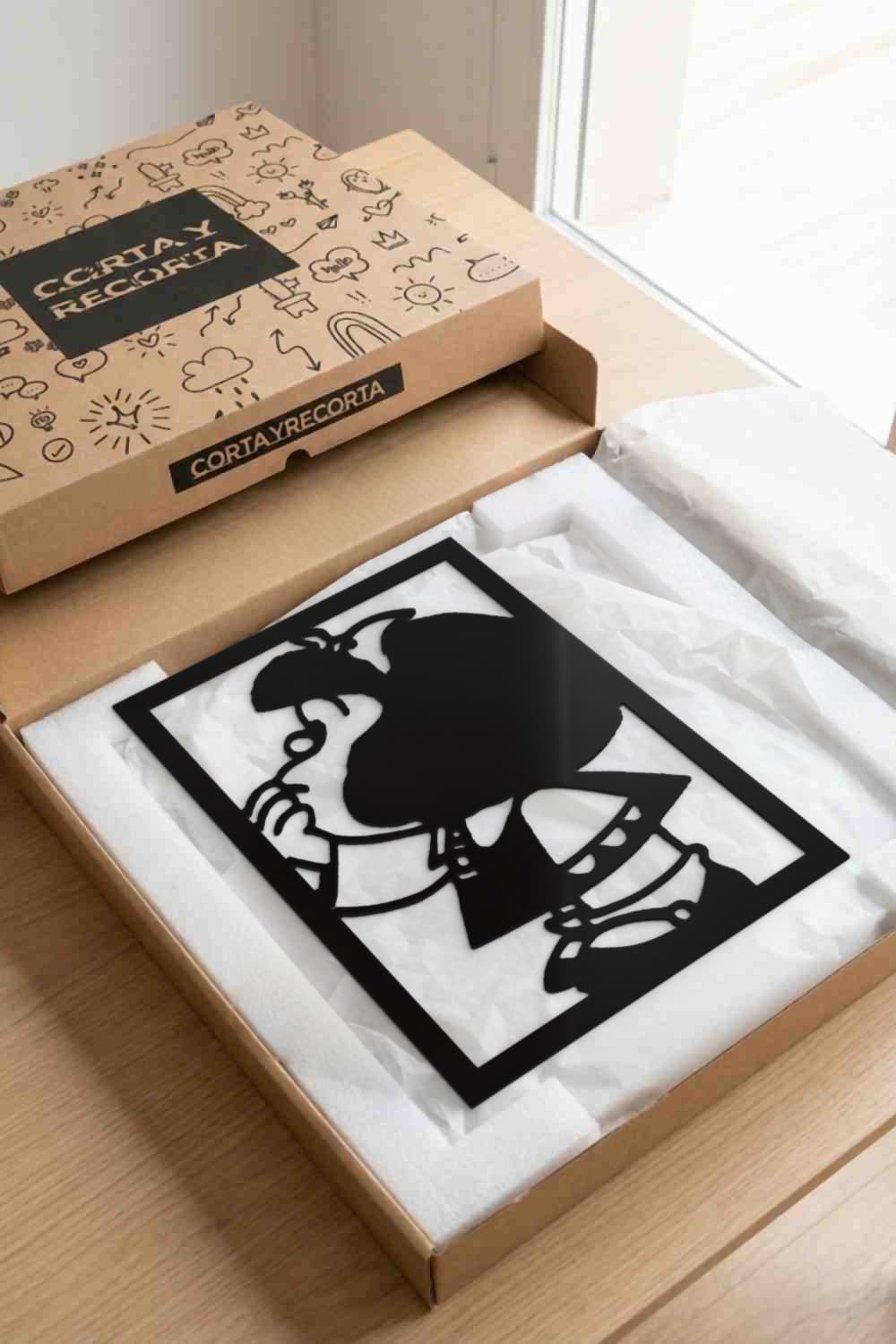 Mafalda Pensativa en su caja kraft con papel protector
