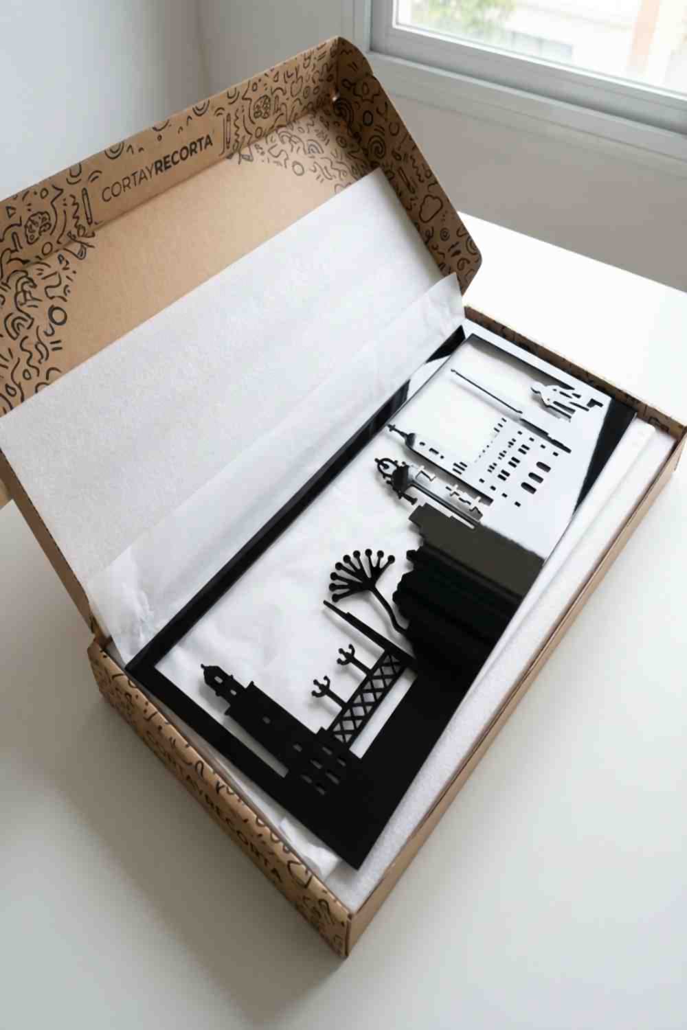 Cuadro Málaga en su caja original de Corta y Recorta, protegido para el envío.