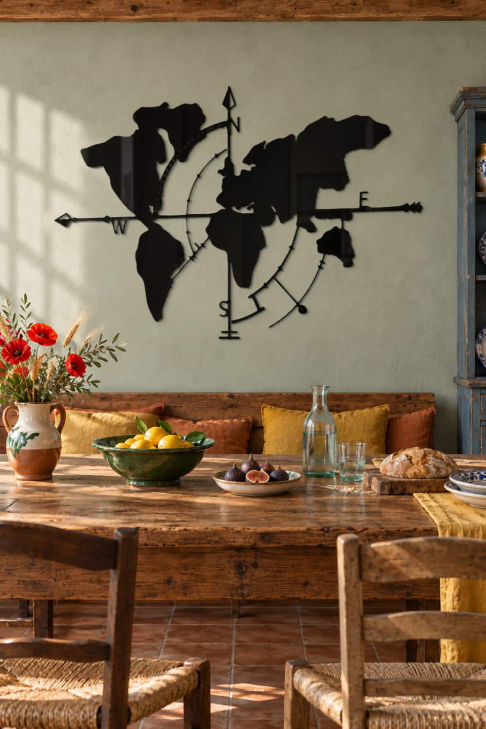 Mapa Indy de aluminio negro brillante en cocina-comedor con gran mesa de madera