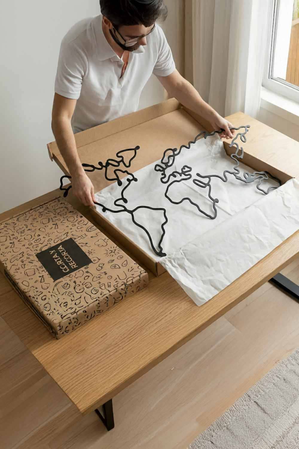Mapa Slim recién llegado en su caja de Corta y Recorta, sobre papel de seda