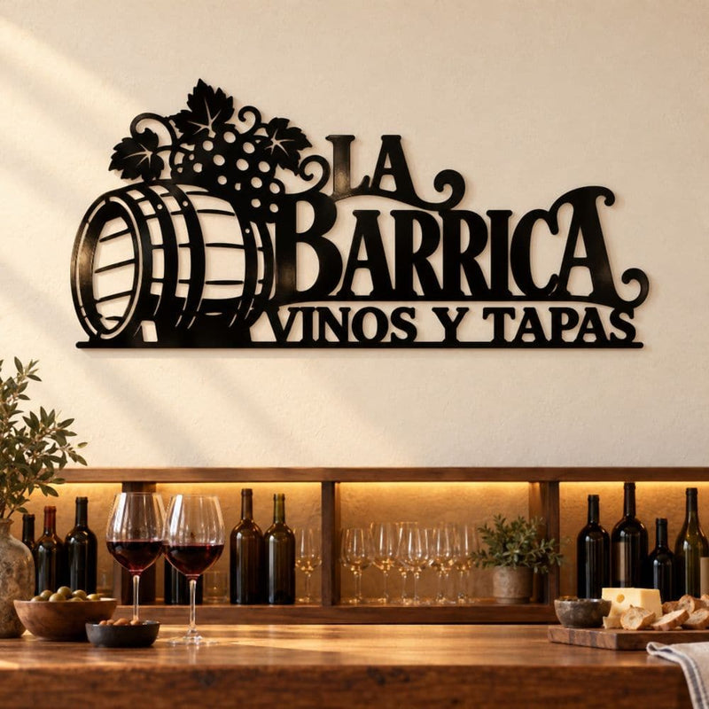 Logotipo de una vinoteca de vinos y tapas en aluminio negro, encima de la barra