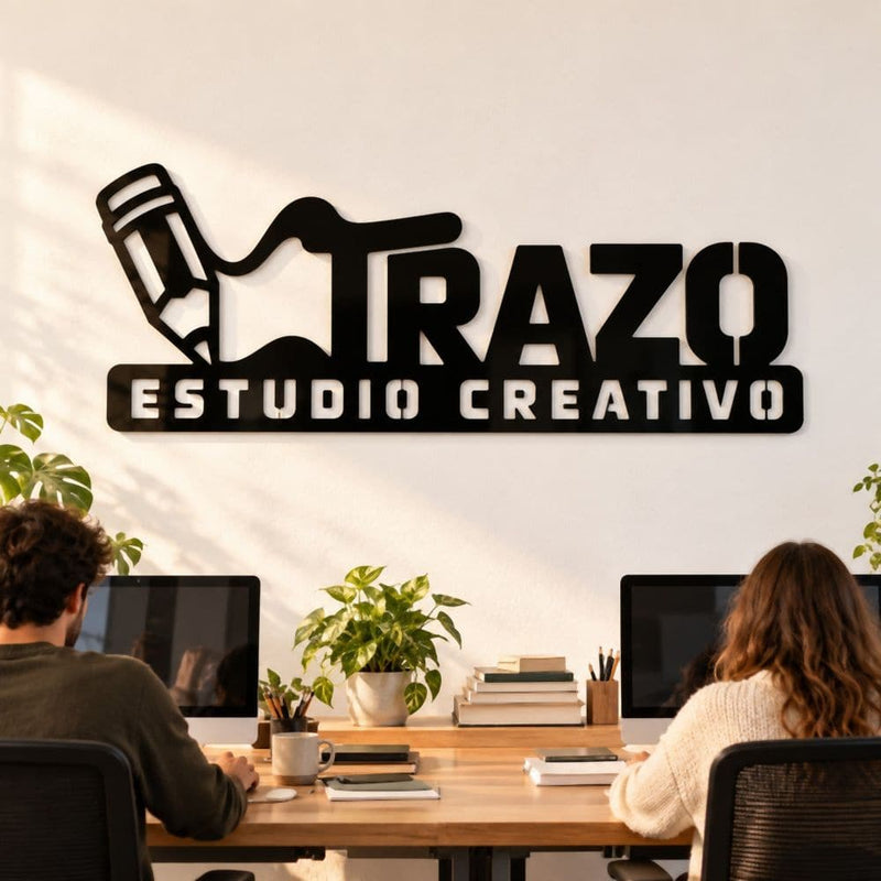 Logotipo de un estudio creativo en aluminio negro, en la pared del estudio