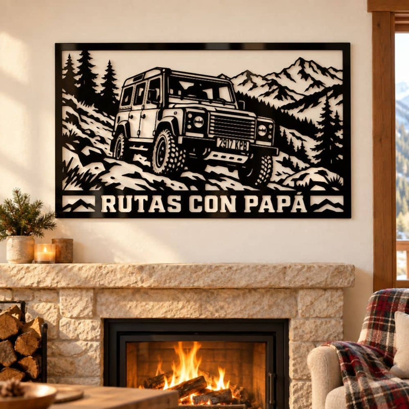Cuadro personalizado de un todoterreno Defender en la montaña con el texto RUTAS CON PAPÁ, colgado encima de una chimenea