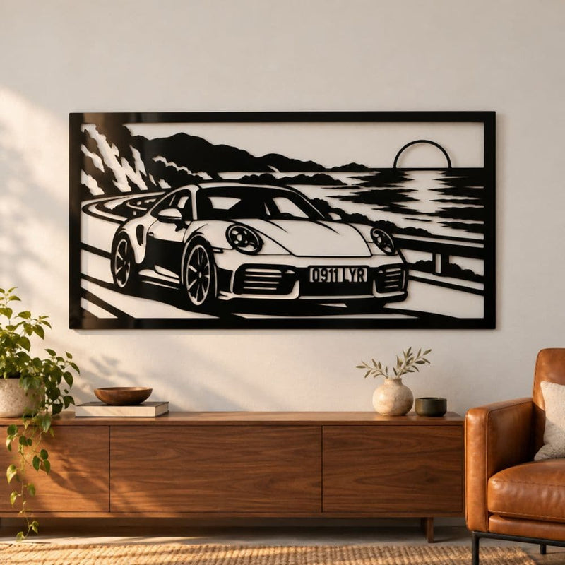 Cuadro personalizado de un Porsche 911 en una carretera de costa al atardecer, con su matrícula, en un salón