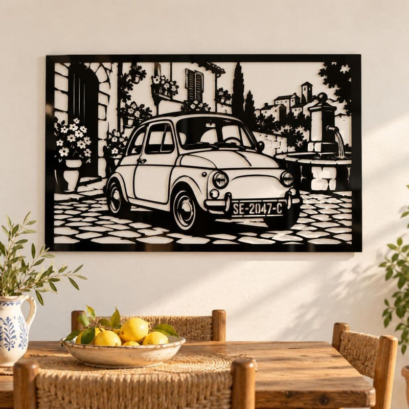 Cuadro personalizado de un Fiat 500 clásico en un pueblo blanco, con su matrícula antigua, en un comedor