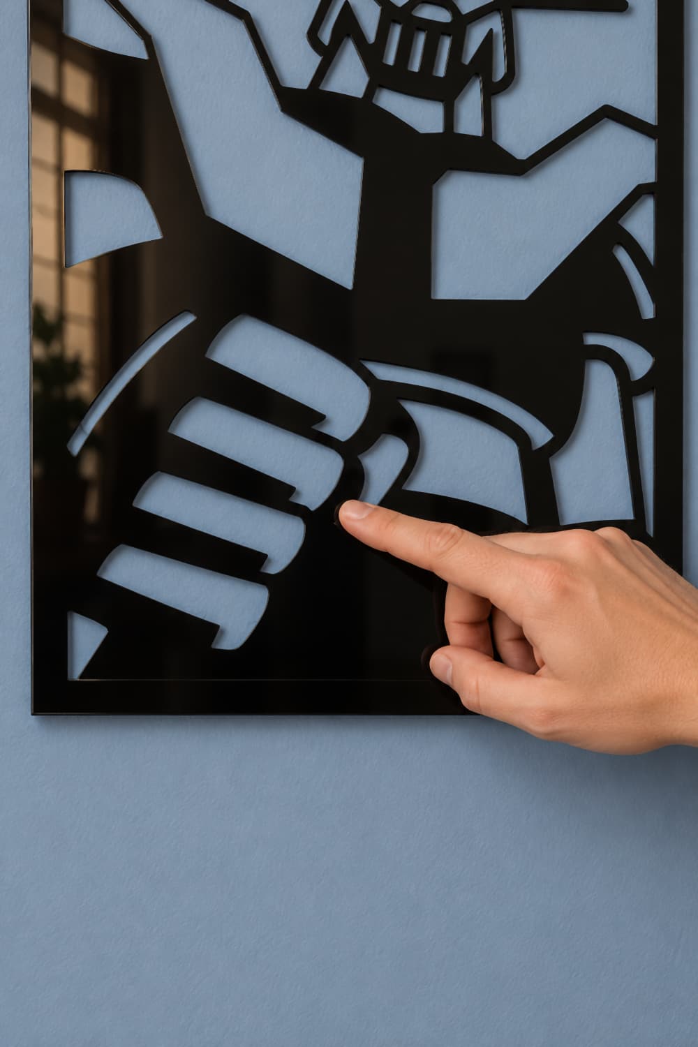 Mazinger Z: detalle del puño de aluminio lacado negro con un dedo sobre la pieza.