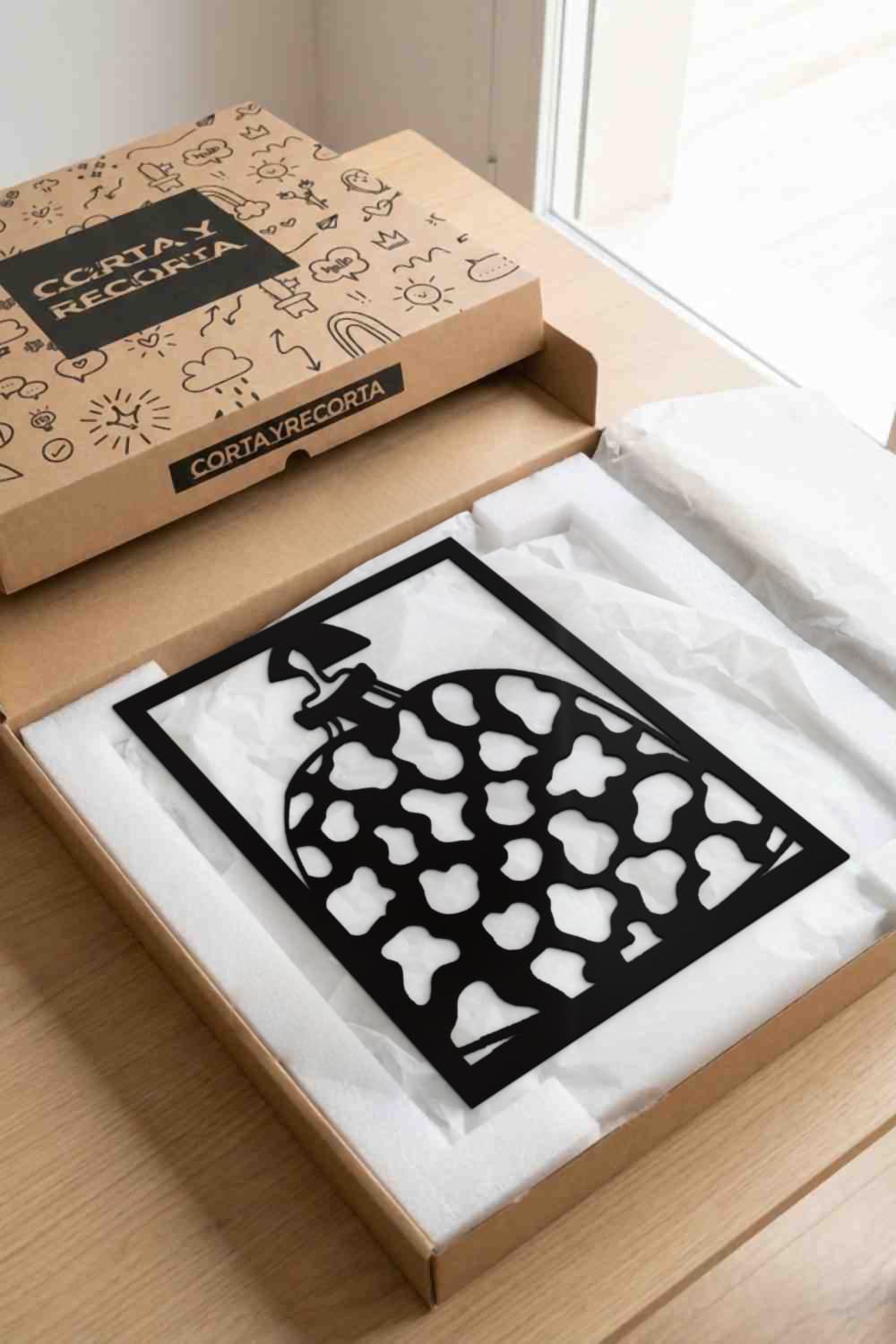 Menina Muu con su diseño exacto dentro de la caja kraft de Corta y Recorta