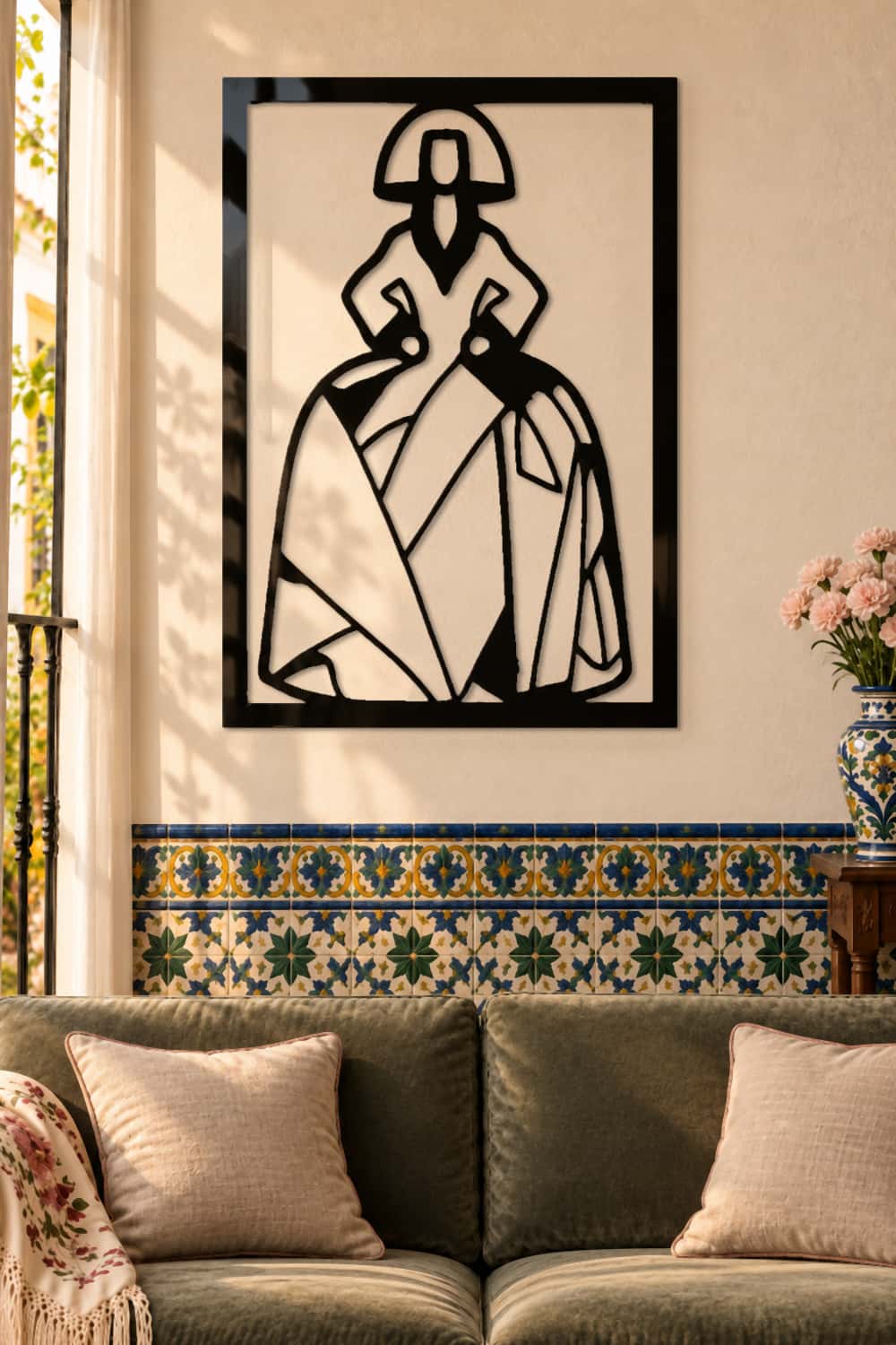 Menina Virgina, cuadro de aluminio negro 100×70 sobre sofá de terciopelo en salón sevillano con azulejos