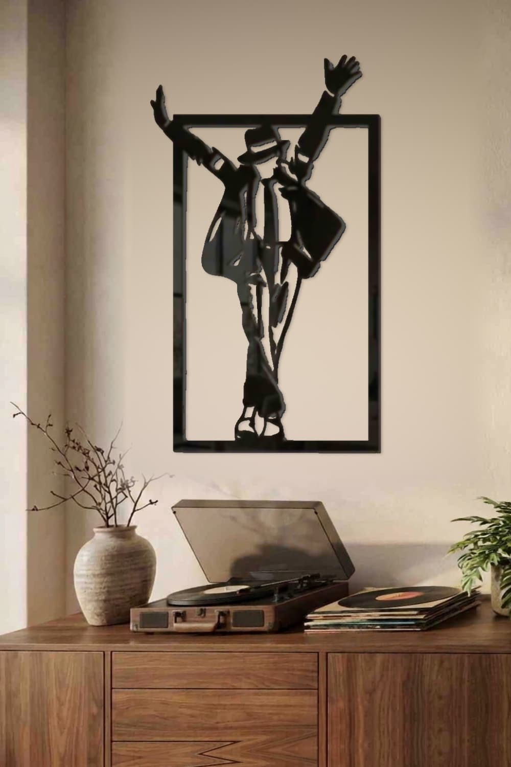 Michael Jackson en aluminio negro brillante sobre un aparador con tocadiscos y vinilos.