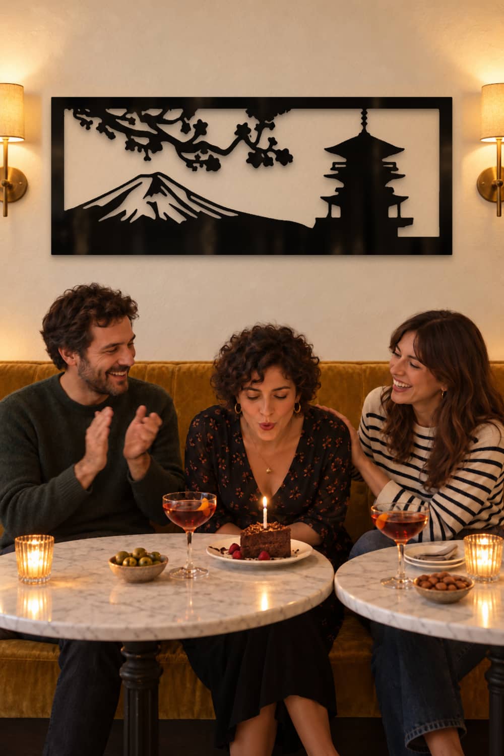 Monte Fuji en el café-bar de un hotel durante una celebración entre amigos
