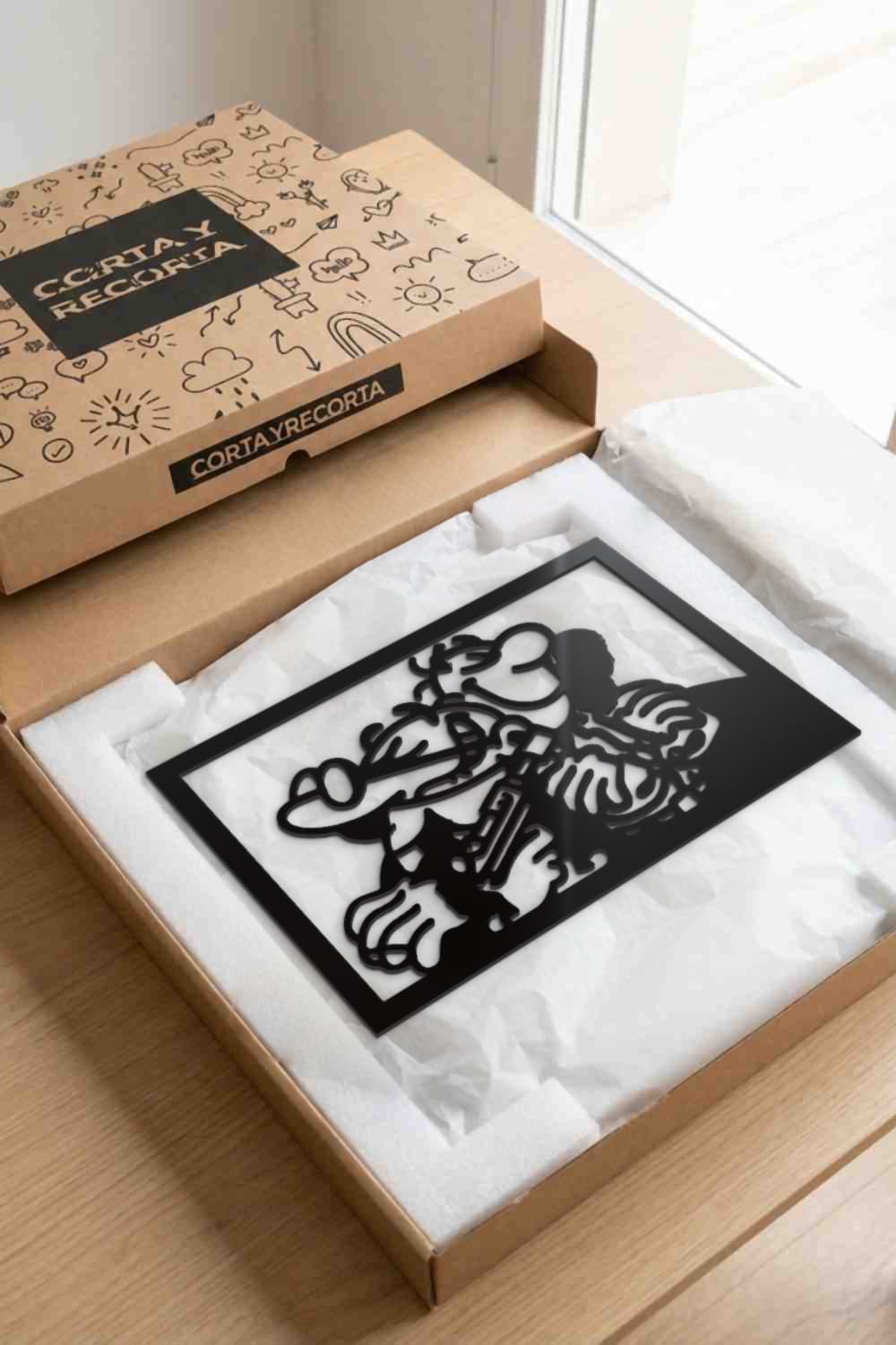 Cuadro Mortadelo y Filemón en su caja de Corta y Recorta, protegido y listo para regalar