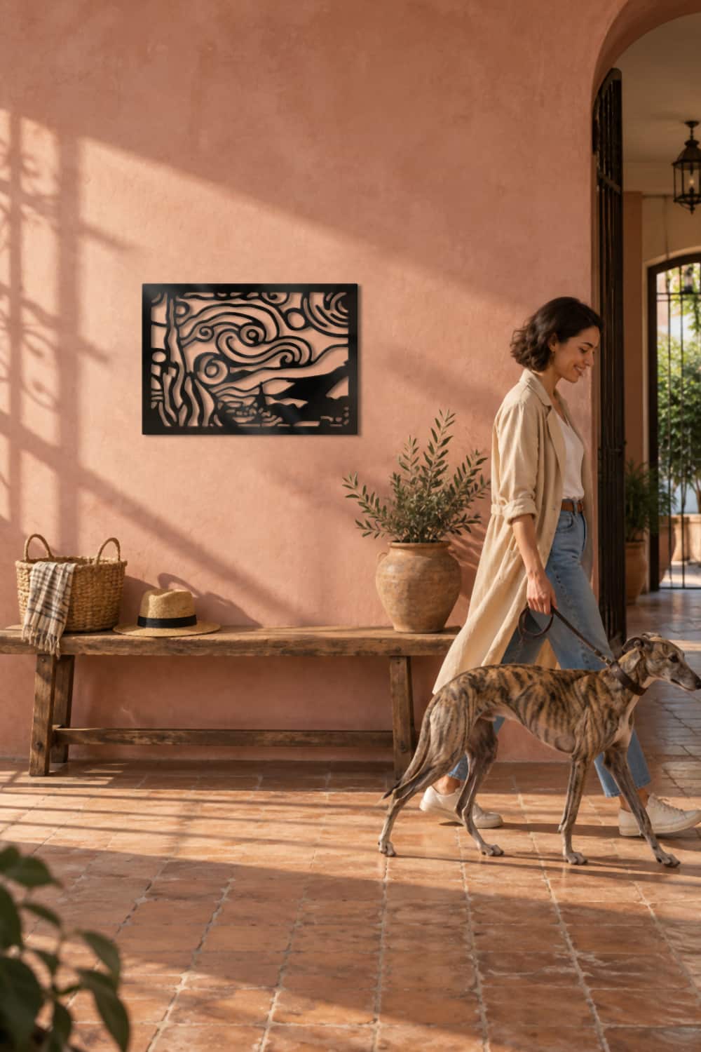 Noche Estrellada en pasillo terracota con una mujer y su galgo a la luz de la mañana.