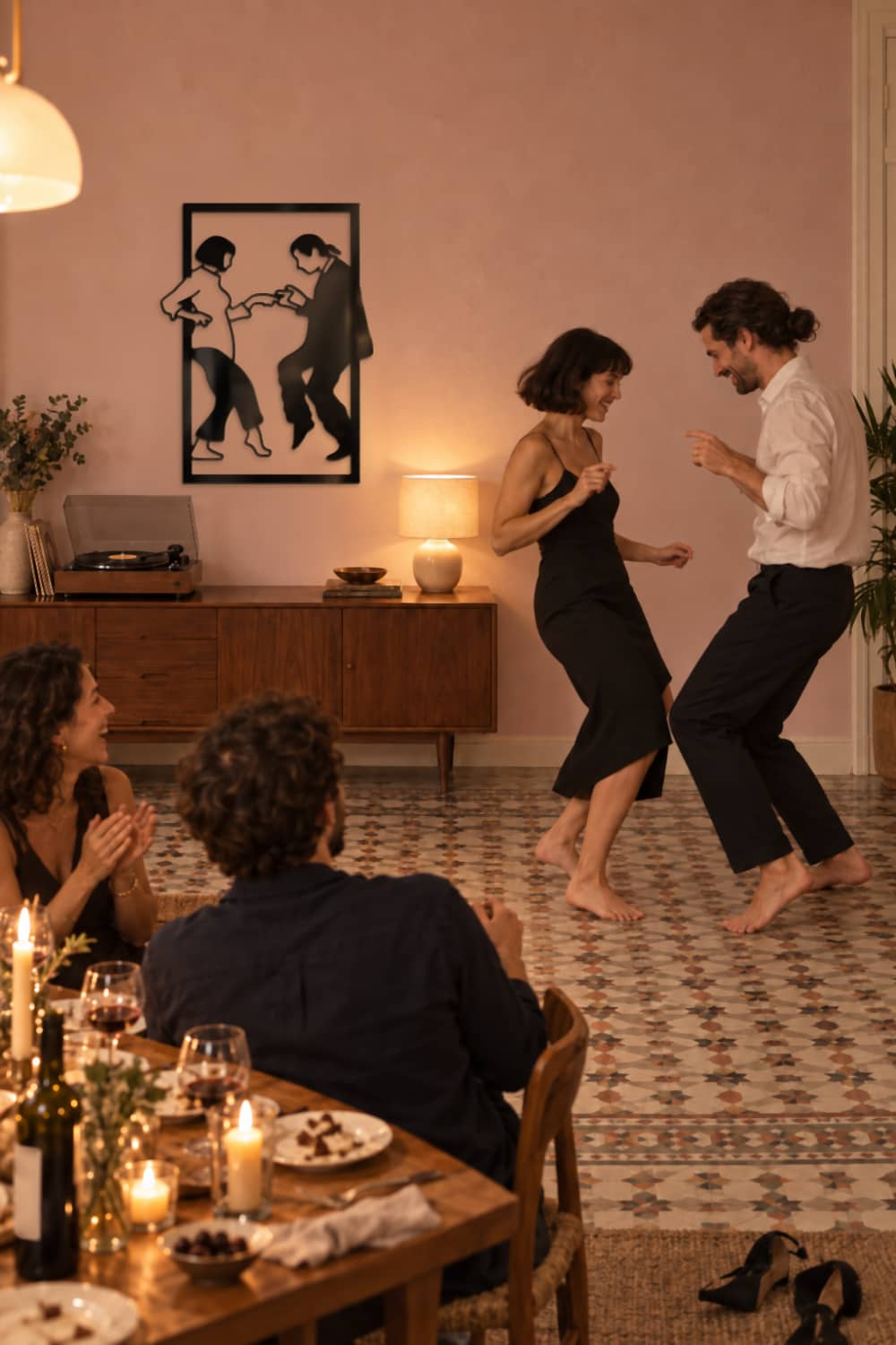 Pulp Fiction Dance Original en un comedor de noche: amigos aplauden a una pareja que baila tras la cena