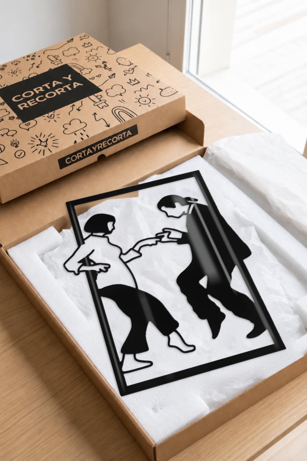 Cuadro Pulp Fiction Dance Original en aluminio negro dentro de su caja de Corta y Recorta