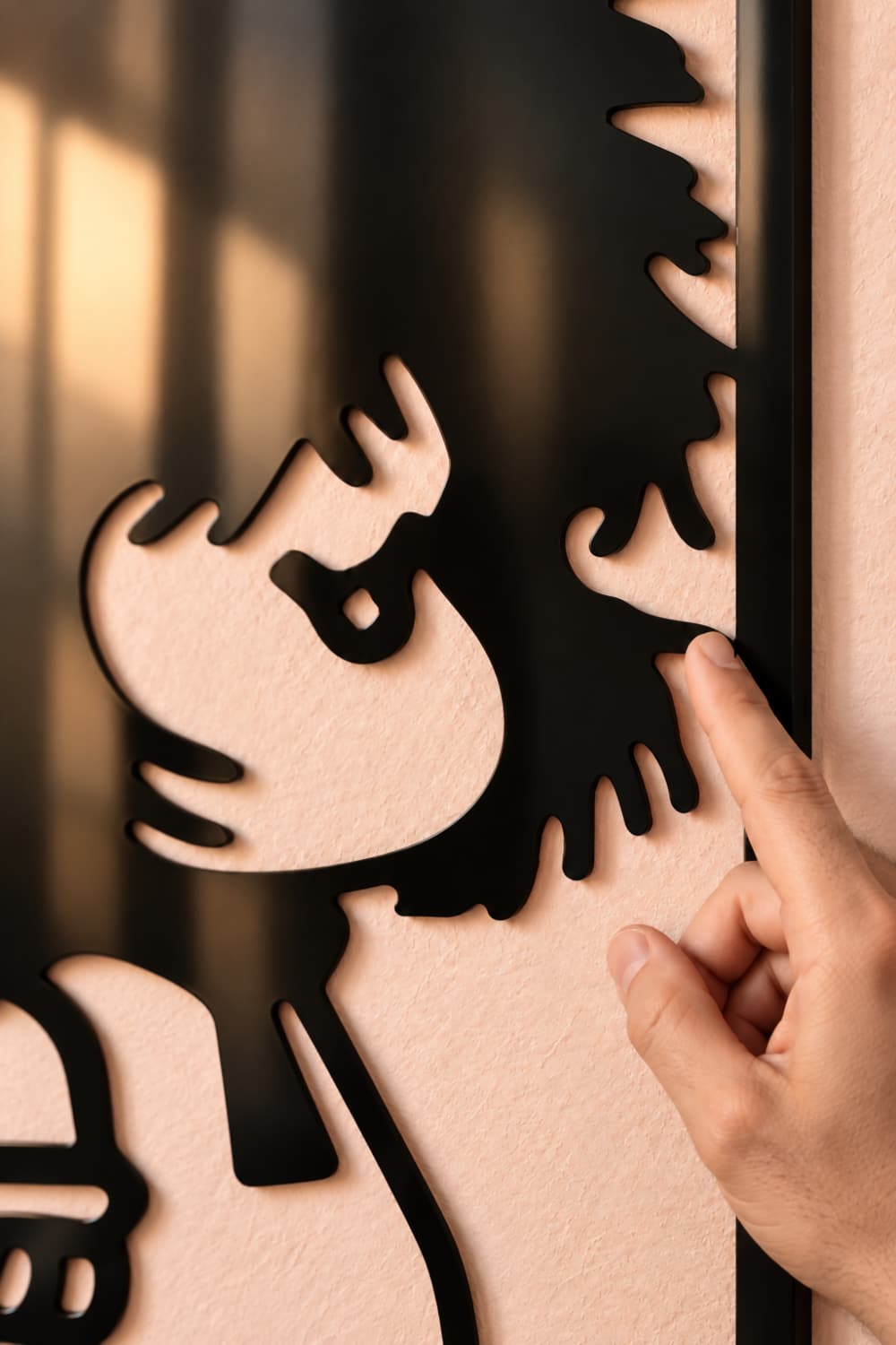 Detalle del cuadro de Mafalda en aluminio negro brillante: el pelo despeinado