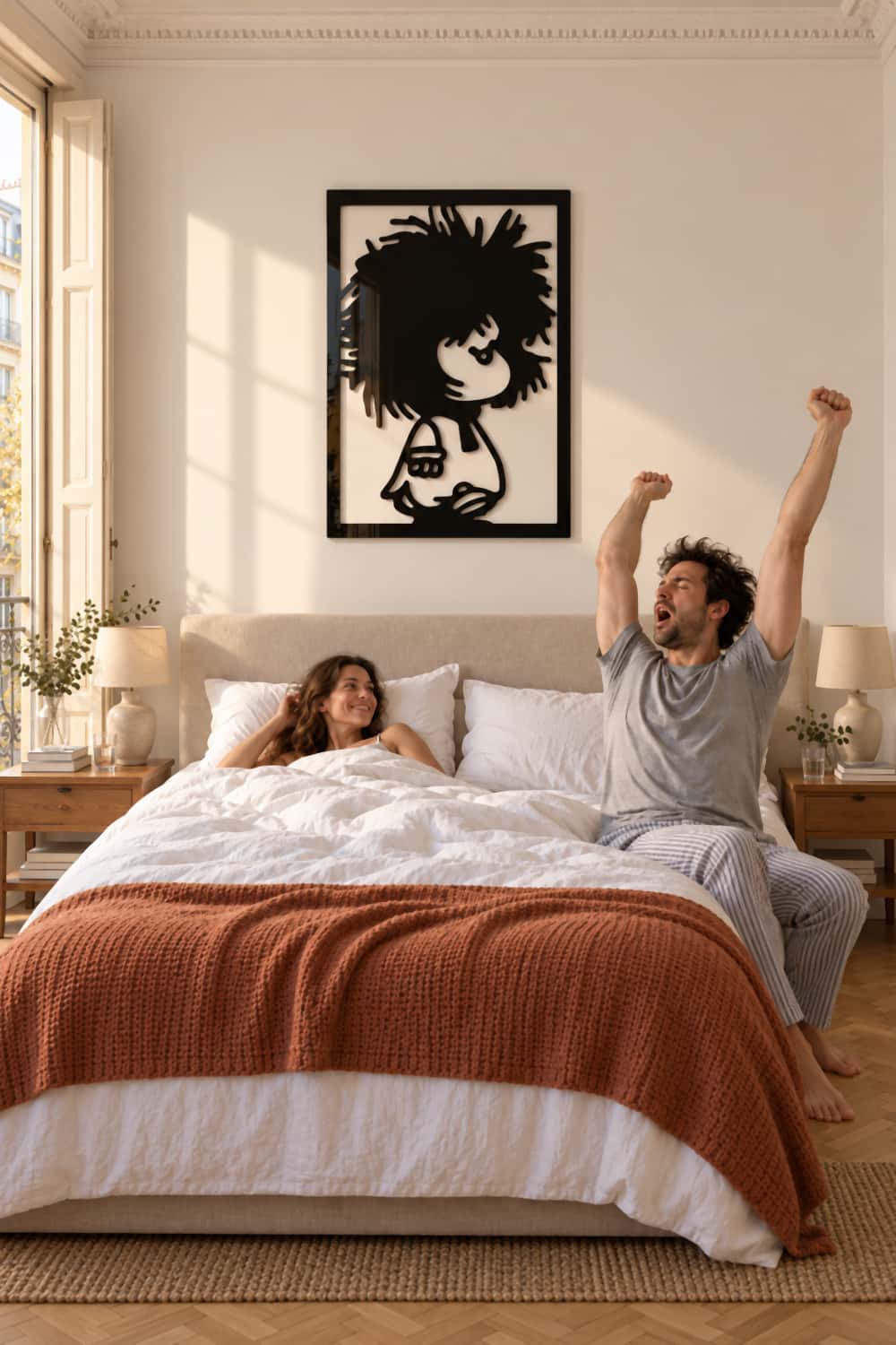 Pareja despertándose bajo el cuadro de Mafalda Recién Levantá en el dormitorio