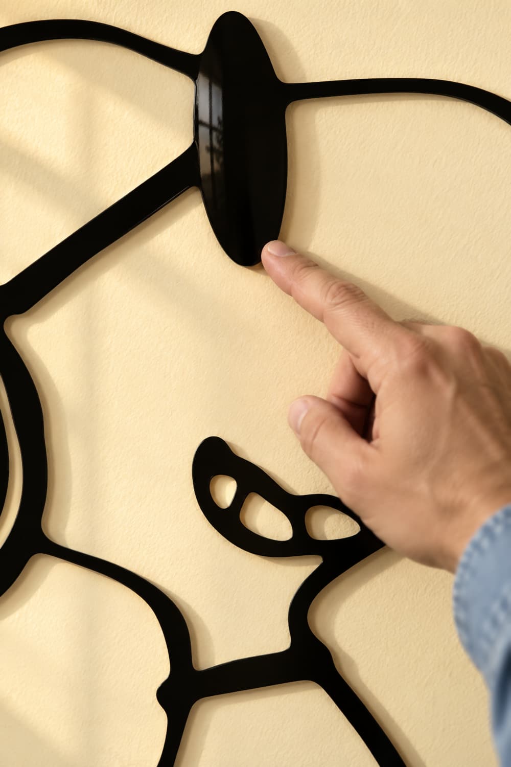 Detalle del cuadro Snoopy Joe Cool: laca negra brillante, canto de 3 mm y gafas caladas al tacto