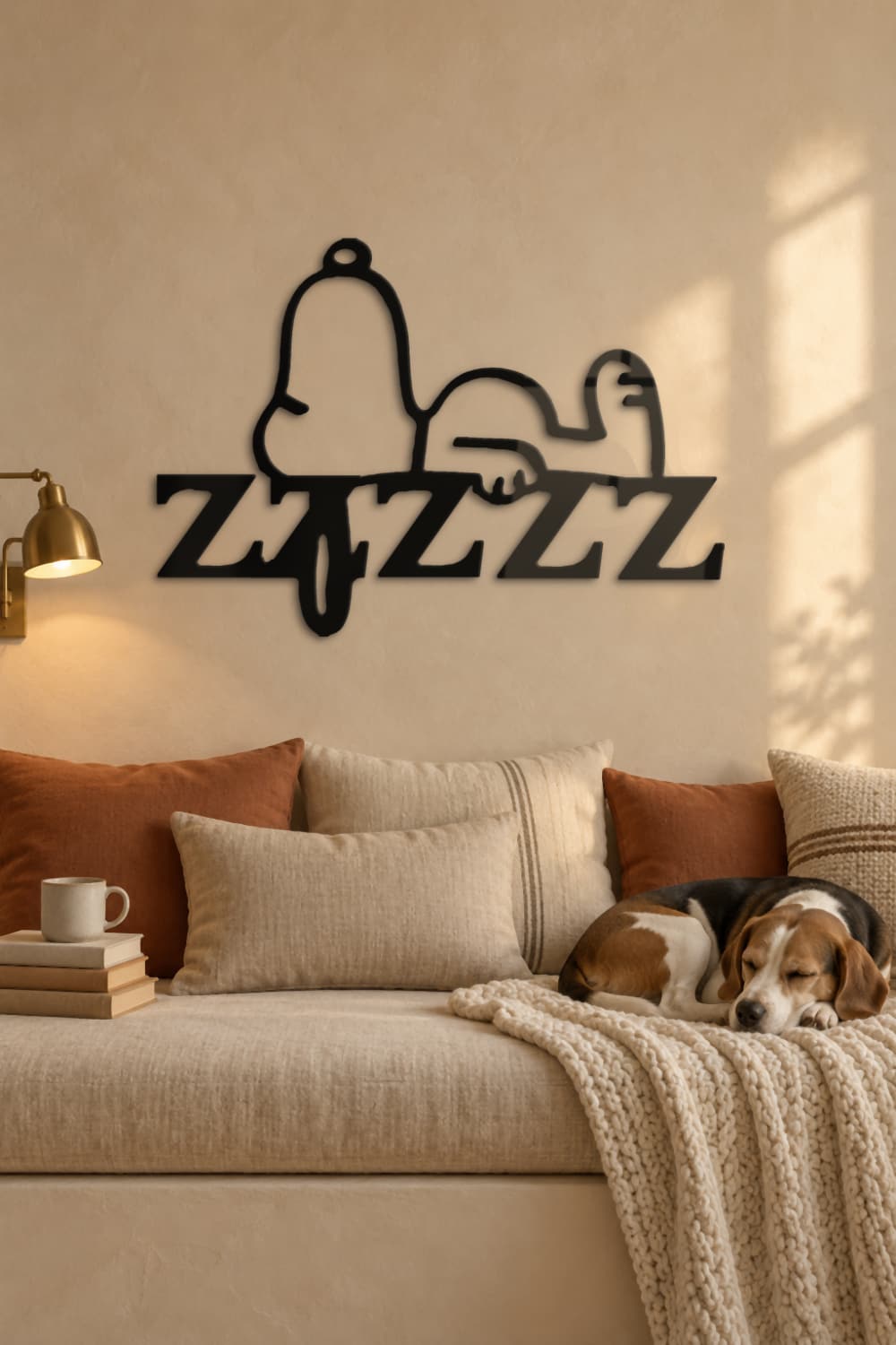 Cuadro Snoopy Durmiendo de metal negro sobre un diván de lectura con un beagle dormido