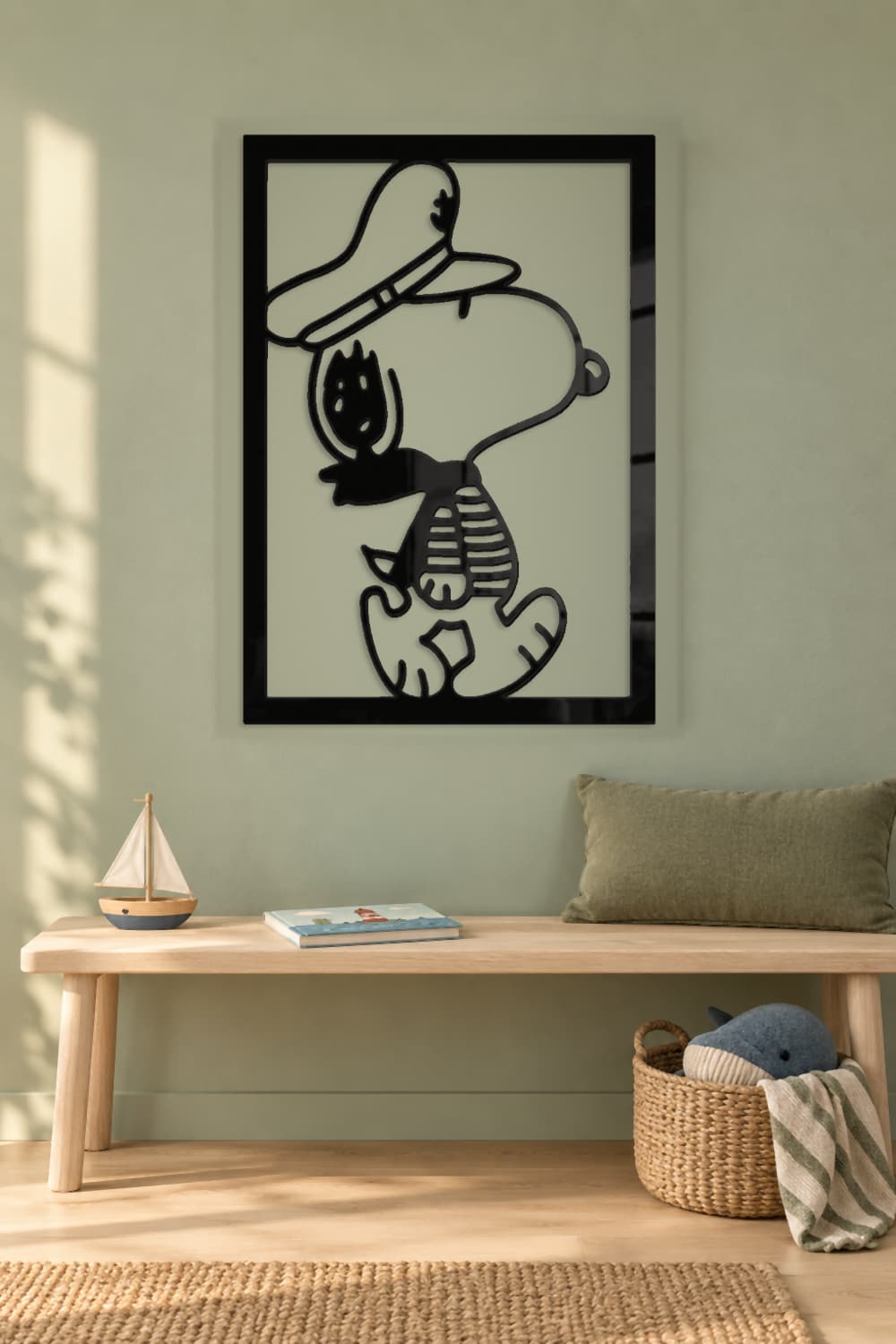 Snoopy Marine de metal negro brillante en rincón nórdico con banco de fresno y pared salvia