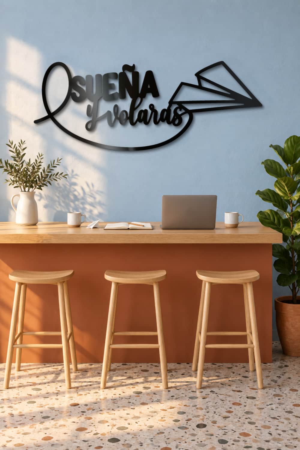 Sueña Y Volarás en coworking azul con barra de trabajo y luz natural.