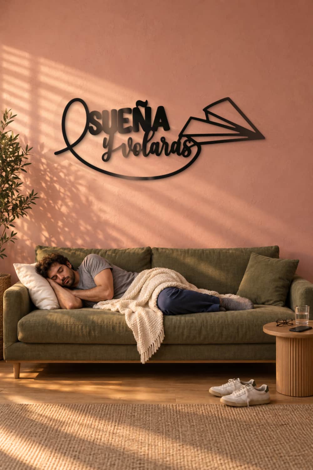 Sueña Y Volarás en salón terracota durante un descanso en el sofá.