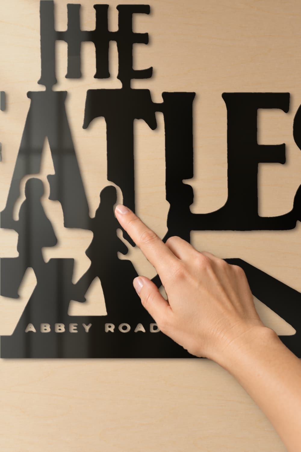 Detalle del cuadro The Beatles: laca negra brillante, canto de 3 mm y Abbey Road calado al tacto