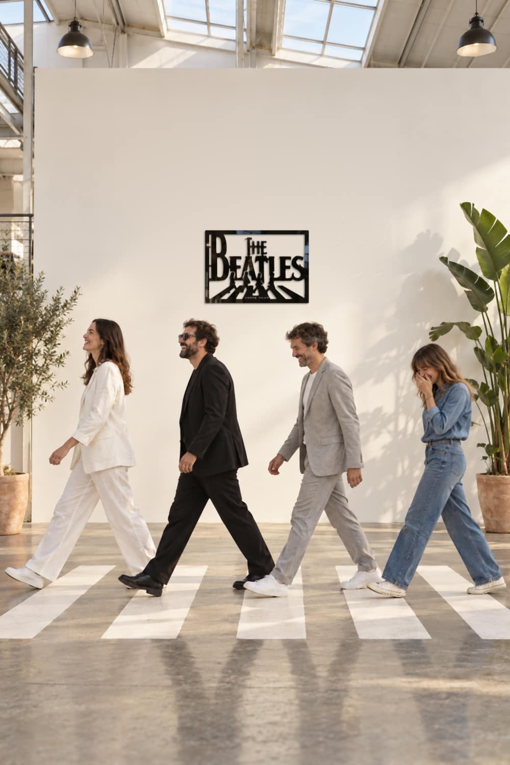 Cuadro The Beatles en una nave luminosa mientras cuatro amigos cruzan un paso de cebra como en Abbey Road