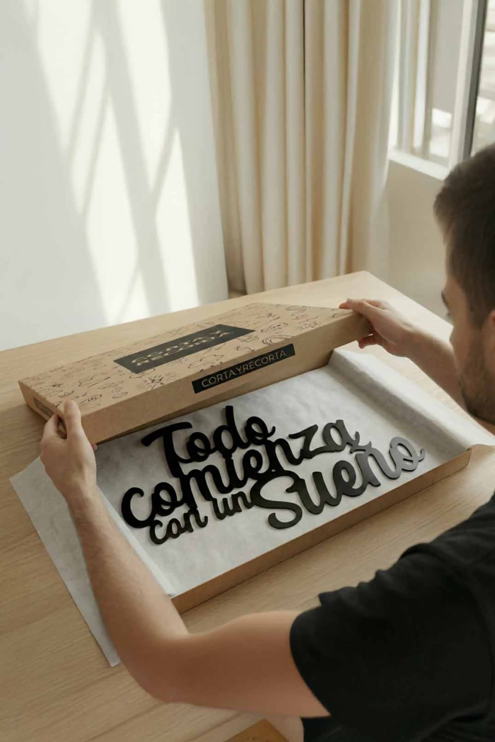 Cuadro Todo Comienza Con Un Sueño en su caja de Corta y Recorta, protegido con papel de seda