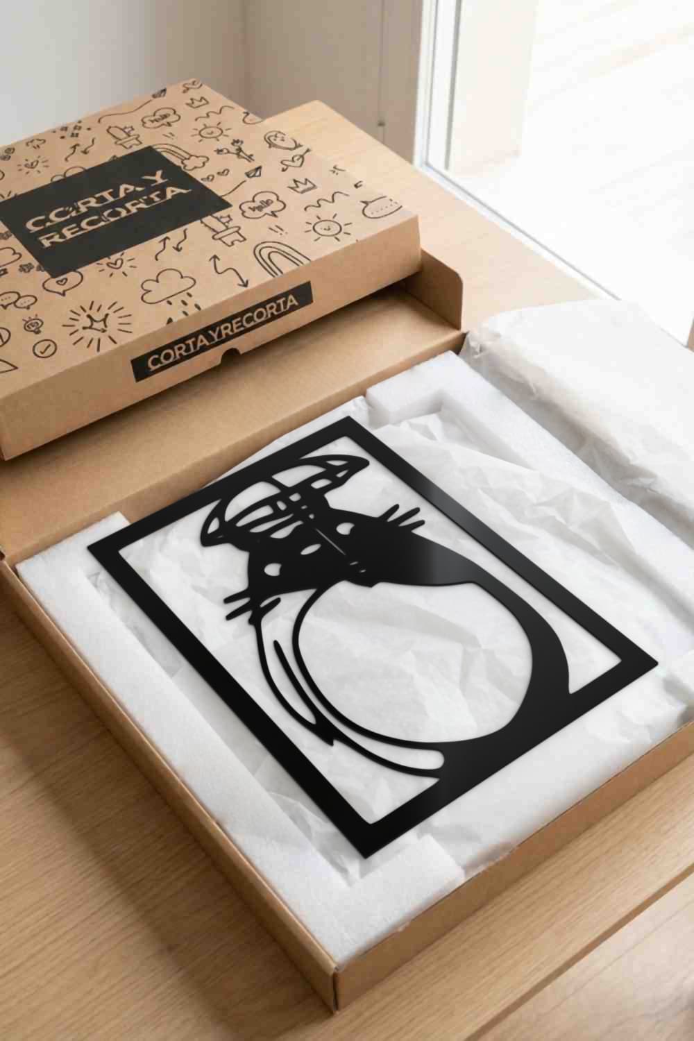 Cuadro Totoro de metal con su diseño exacto dentro de una caja kraft Corta y Recorta.