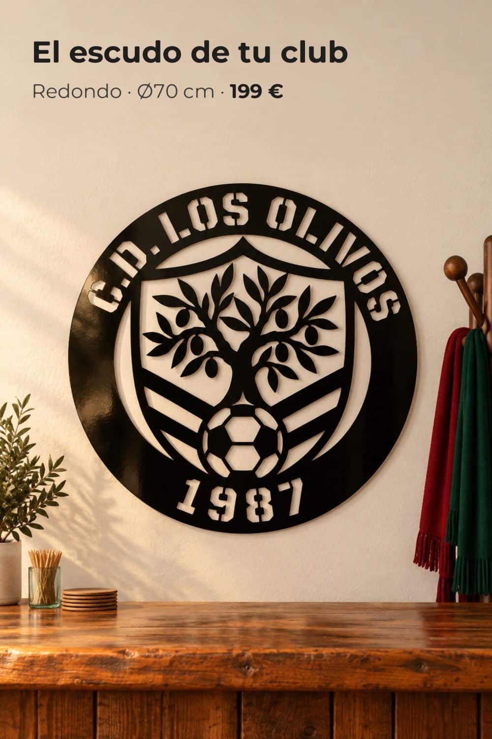 Cuadro redondo con el escudo de un club de fútbol inventado, C.D. Los Olivos 1987, en aluminio negro