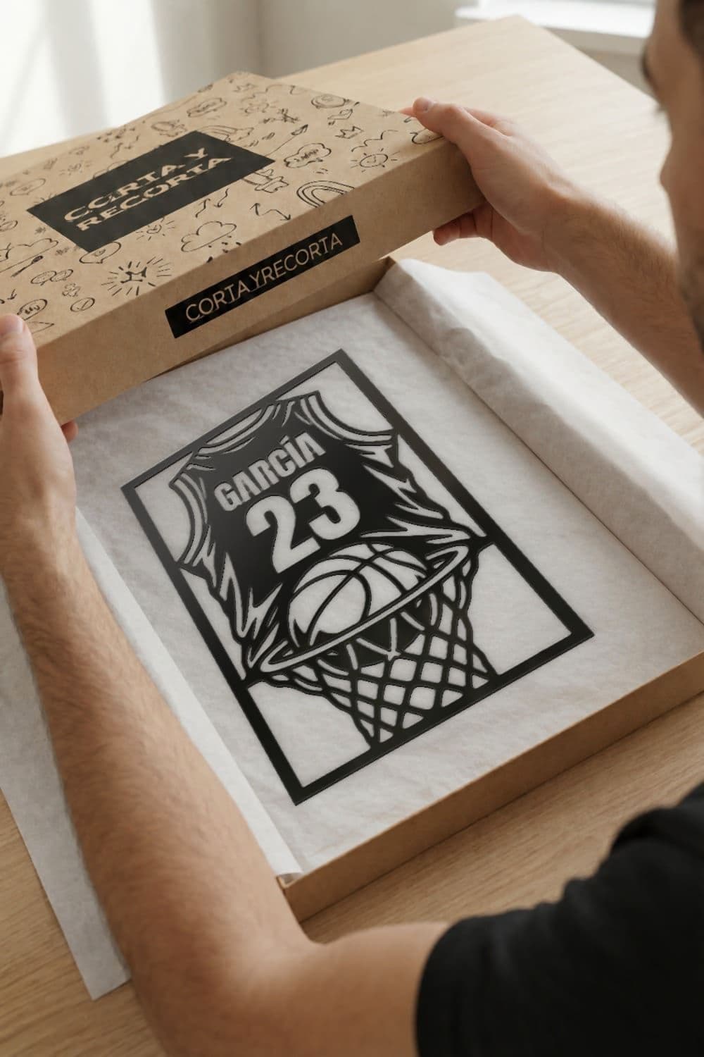 Así llega tu camiseta: tumbada en su caja de Corta y Recorta, sobre papel de seda