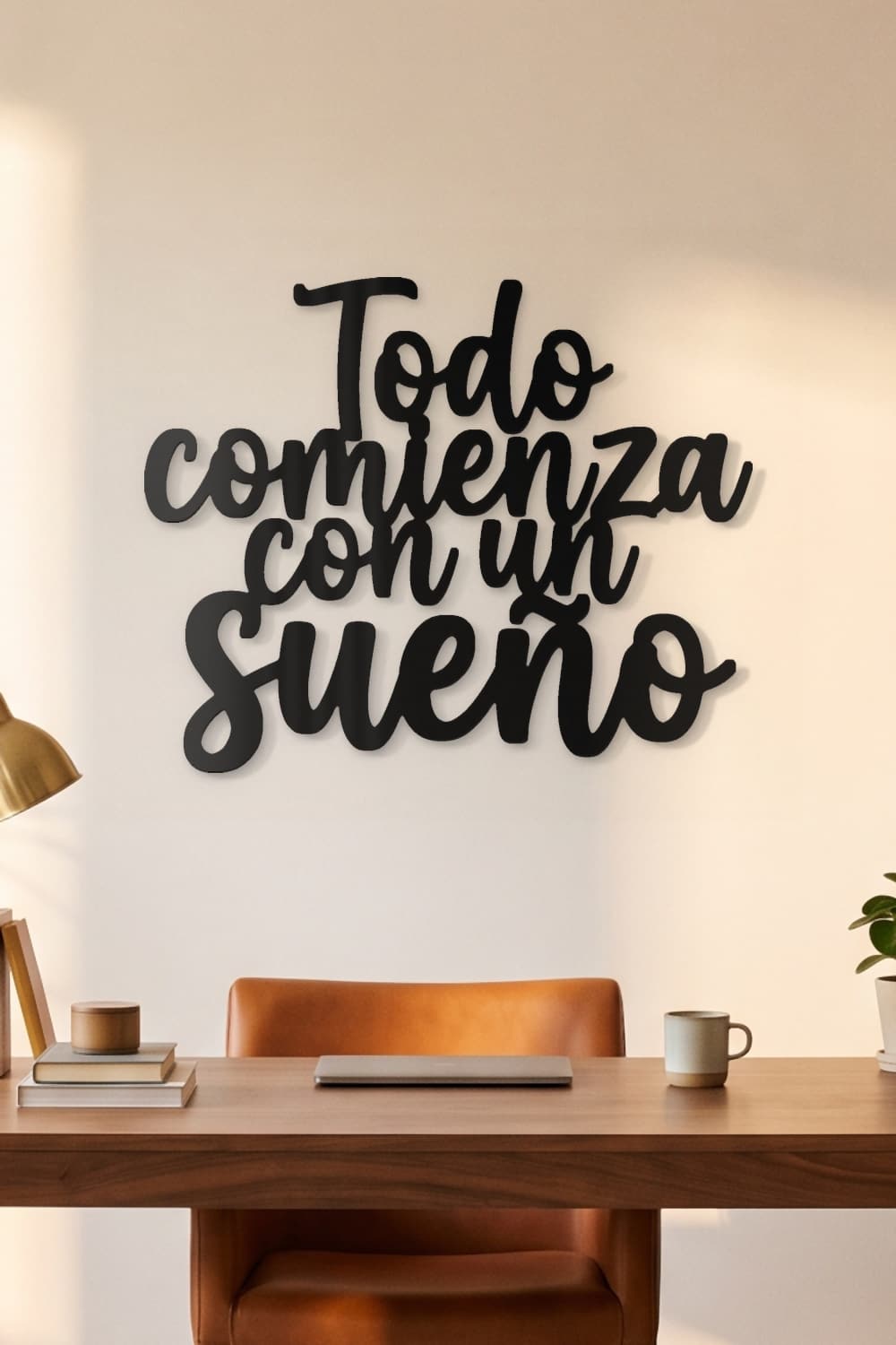Tu frase personalizada en metal negro, sobre el escritorio del despacho