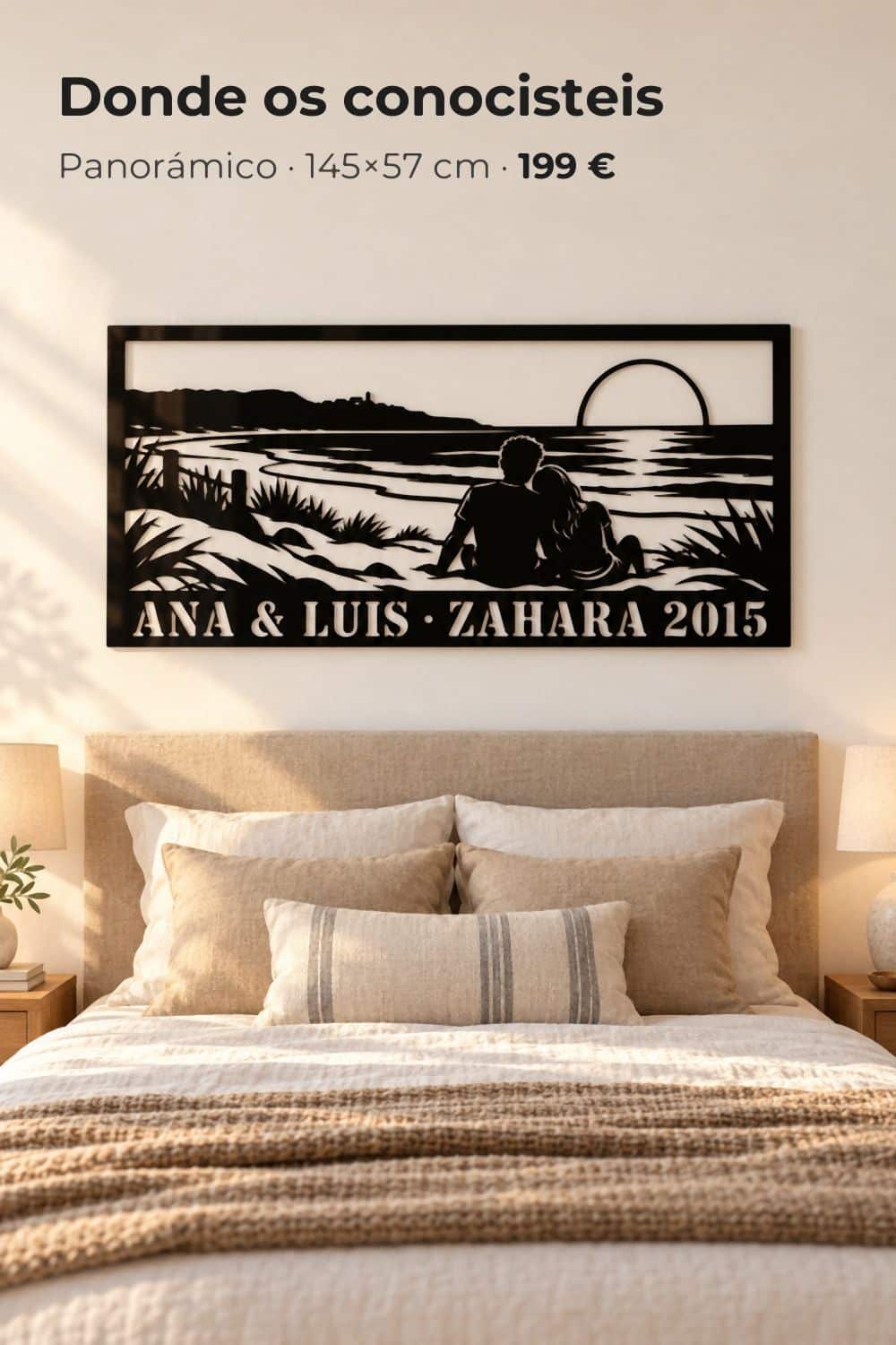 Cuadro panorámico de una pareja en la playa de Zahara con sus nombres y el año 2015, sobre la cama