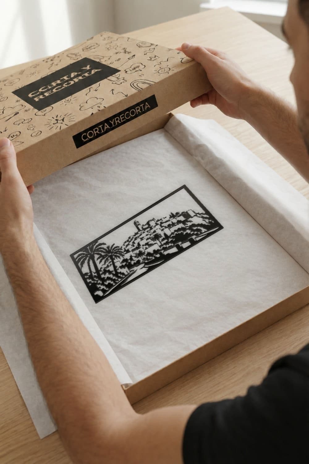 Así llega tu lugar: tumbado en su caja de Corta y Recorta, sobre papel de seda