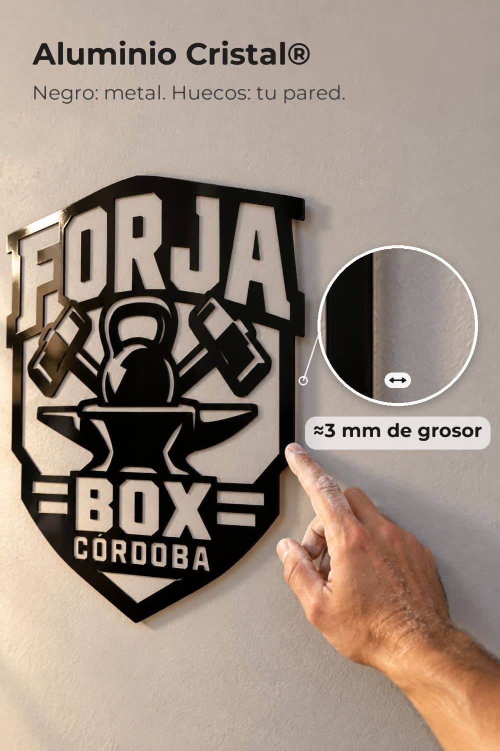 Detalle del canto de 3 mm del Aluminio Cristal® en el logo de un box de CrossFit