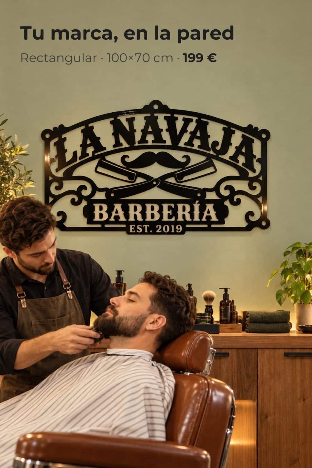 Logo de una barbería en aluminio negro calado en la pared de su local