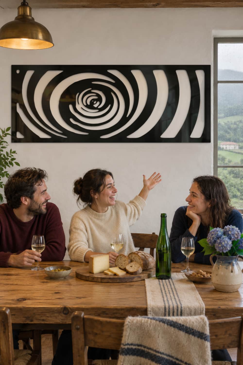 Twister Is Coming en un comedor de caserío durante una sobremesa con amigos y lluvia